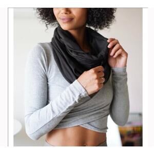 NWT Beyond Yoga Hidden Pocket Infinity Scarf Black